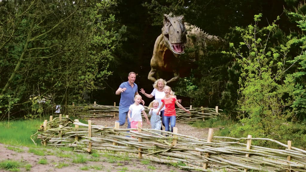 Familie, die vor einem Dinosaurier wegläuft