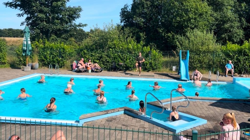 Fårup Sø Camping - Badegäste im Pool