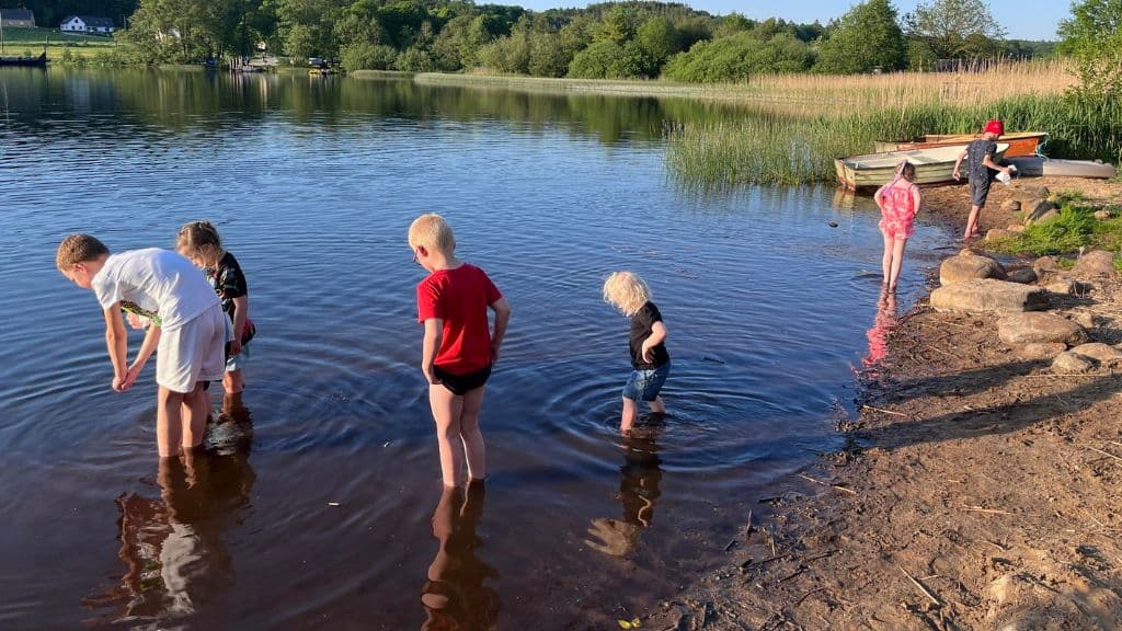 Fårup Sø Camping - Kinder planschen im Fårup See