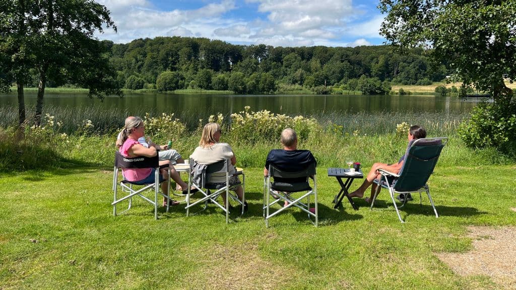 Fårup Sø Camping - Camper genießen die Aussicht auf den See