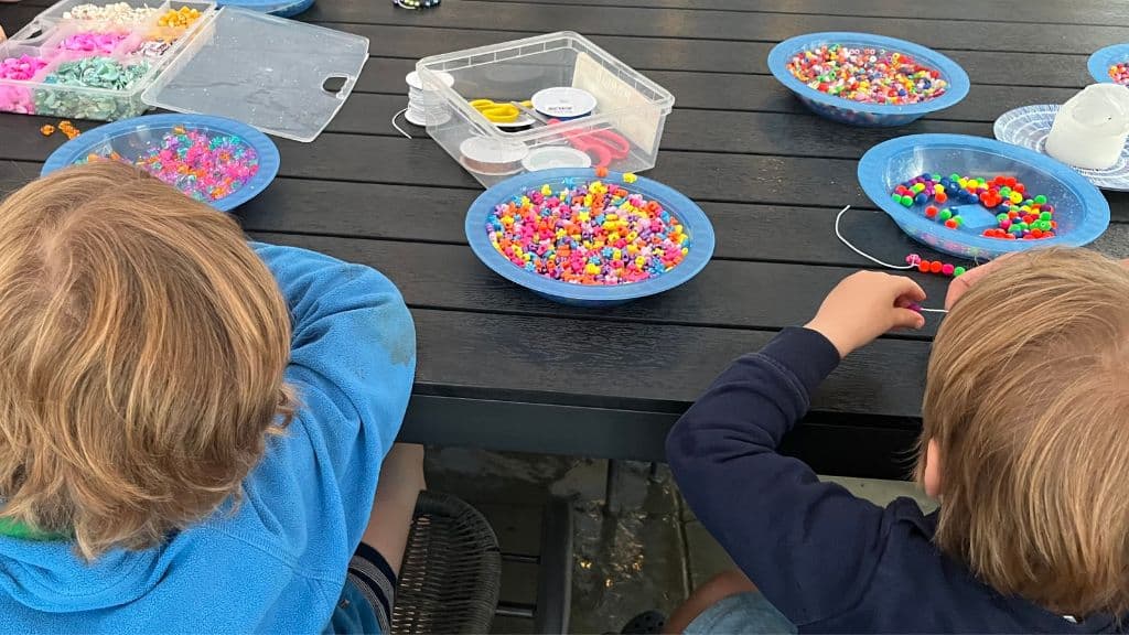 Fårup Sø Camping - Kreatives Spielen mit Perlen für Kinder