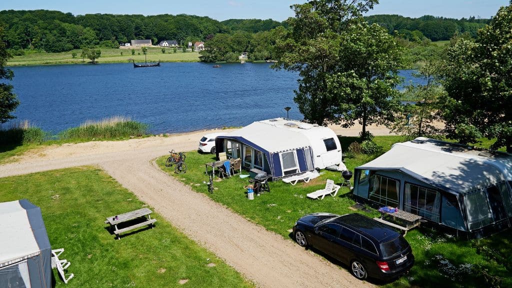 Fårup Sø Camping - Wohnwagen mit Blick auf den Fårup See und das Wikingerschiff Jelling Orm
