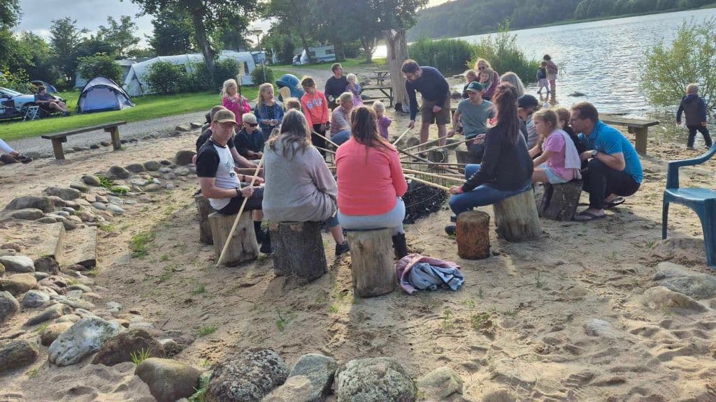 Fårup Sø Camping - Stockbrot backen über dem Feuer am Ufer des Sees
