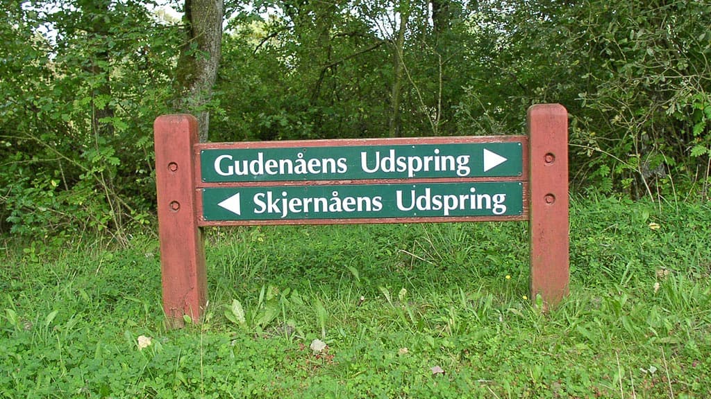 Rørbæk See, Gehölz Tinnet Krat und die Quelle des Flusses Gudenå