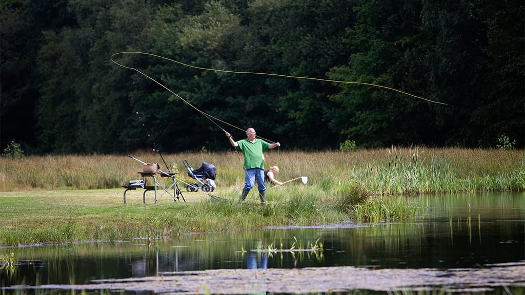 Rørbæk See, Gehölz Tinnet Krat und die Quelle des Flusses Gudenå